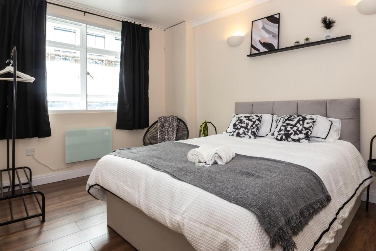 Cosy Apartment 30 Seconds To Aldgate East Station Apartment *