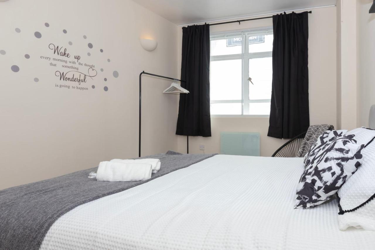 Cosy Apartment 30 Seconds To Aldgate East Station *