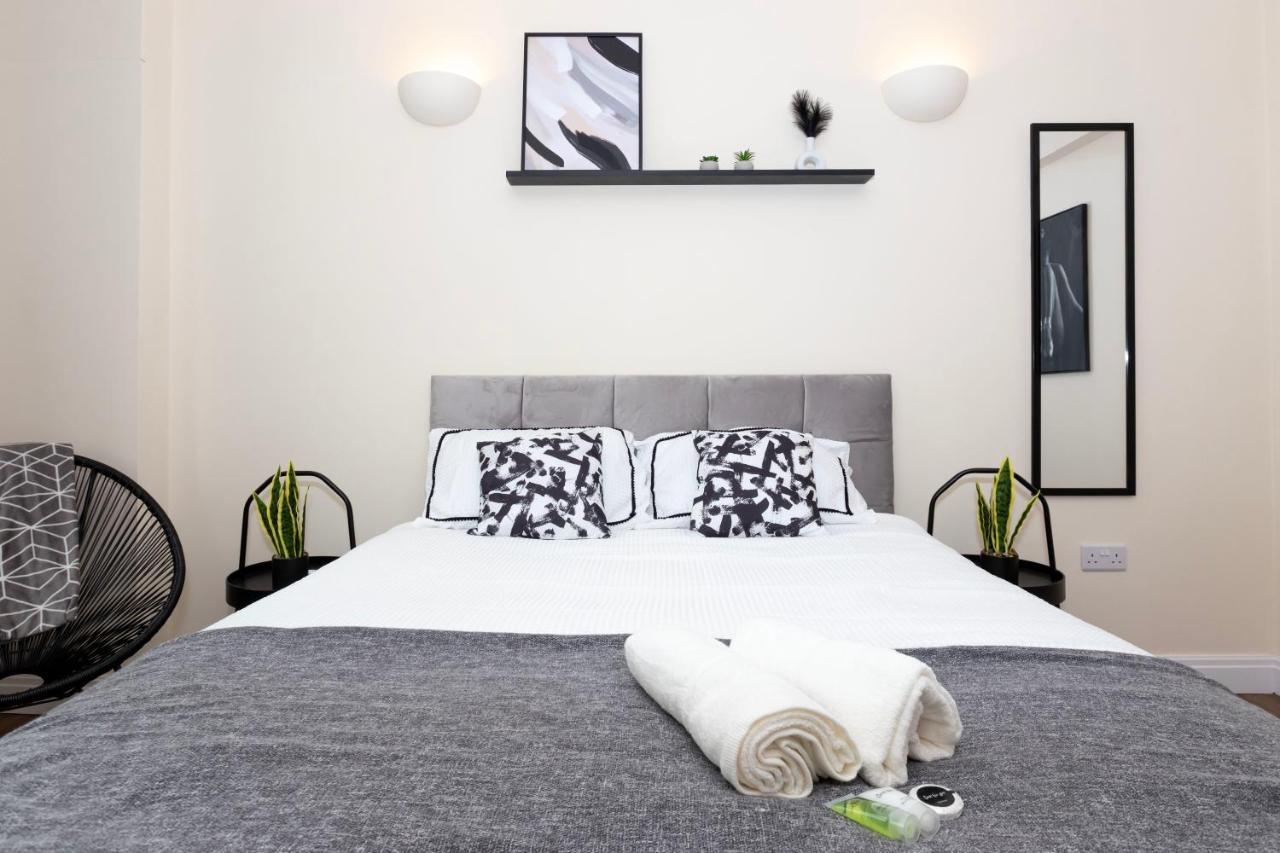 Cosy Apartment 30 Seconds To Aldgate East Station * London