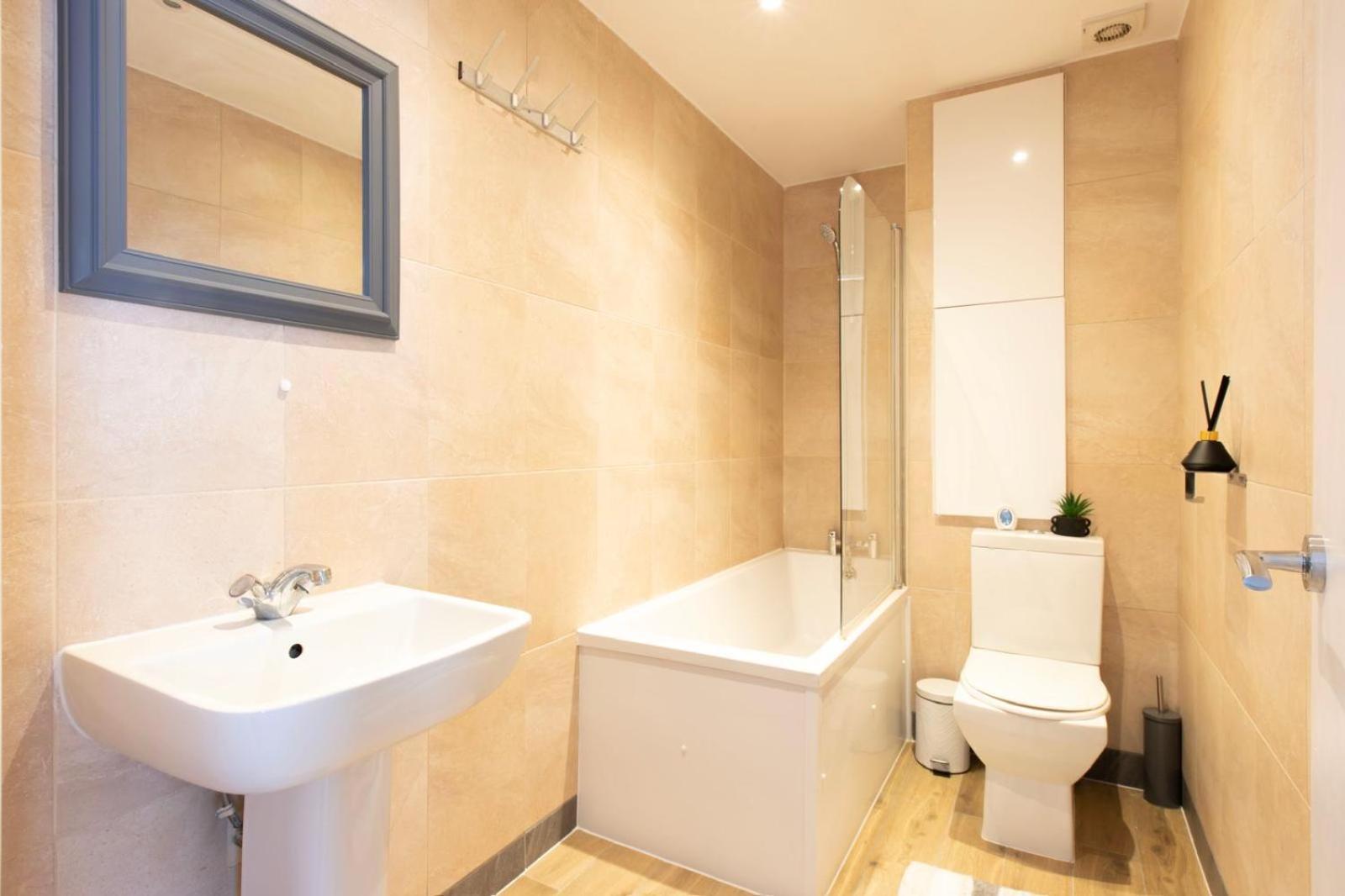 Cosy 30 Seconds To Aldgate East Station Apartamento Londres